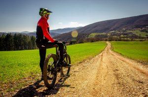 Norcia Slow, veduta sul panorama con mountain bike in primo piano